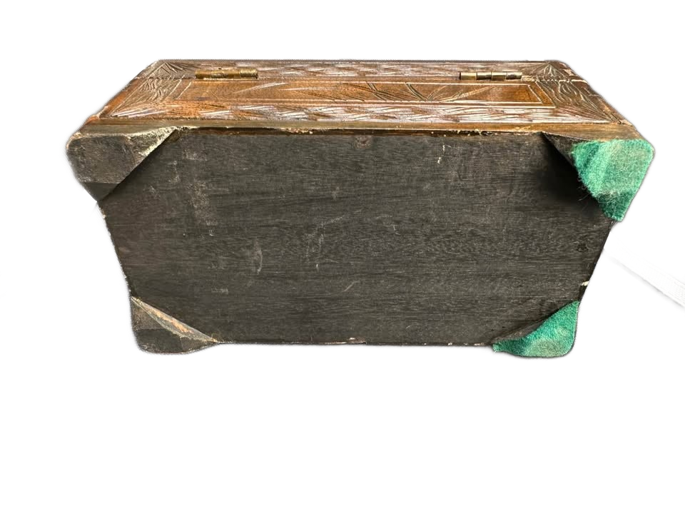 Vintage hand carved Japanese Yu Ting wooden box.